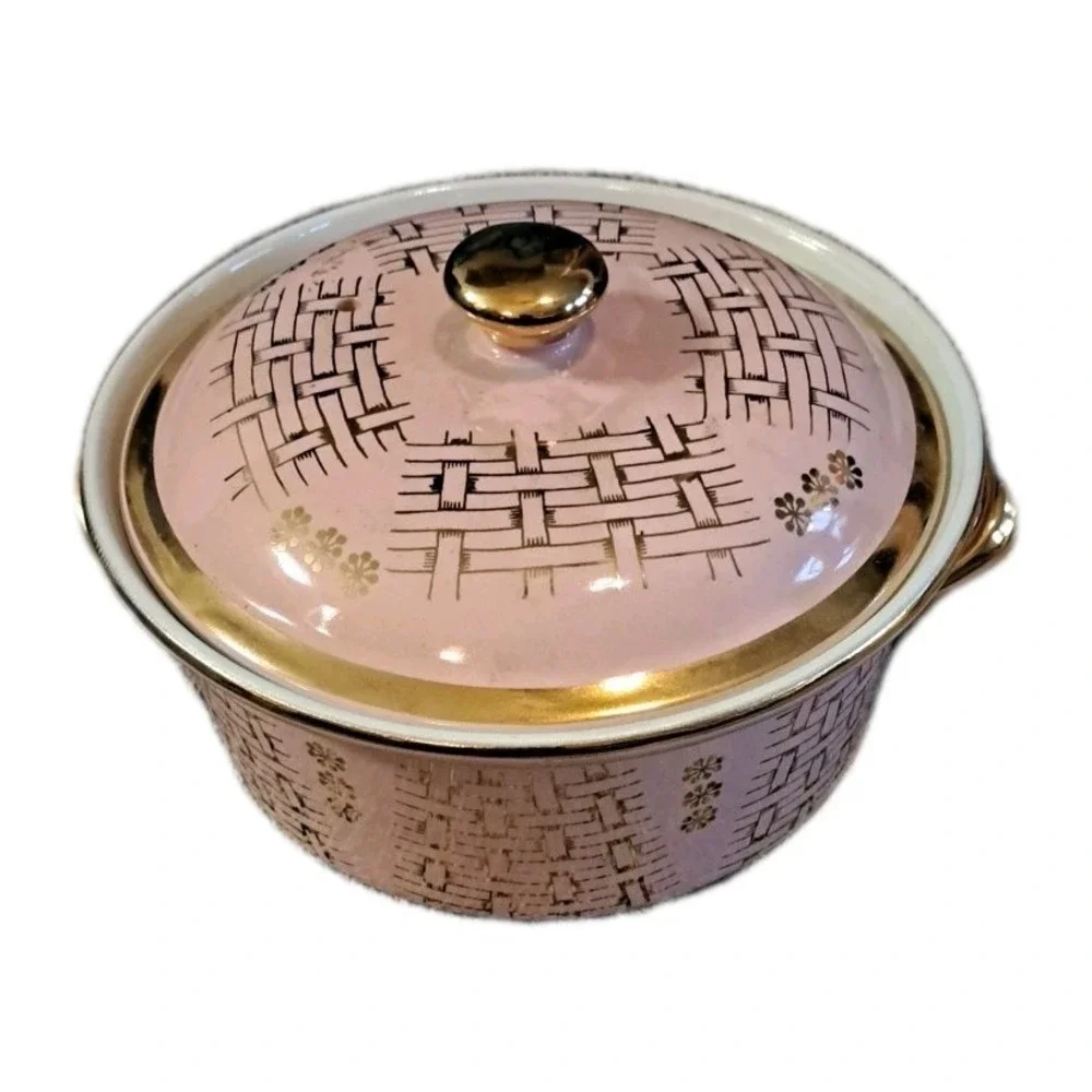 Vtg‎ Halls Superior Quality Covered Casserole Dish Pink Basketweave Pattern USA